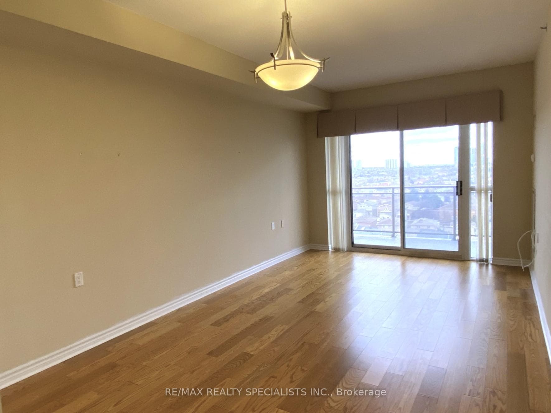 810 Scollard Court Unit 803 photo 3