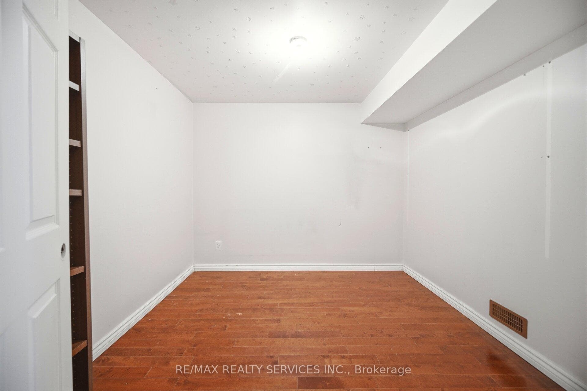 28 GOLD PARK Place photo 46