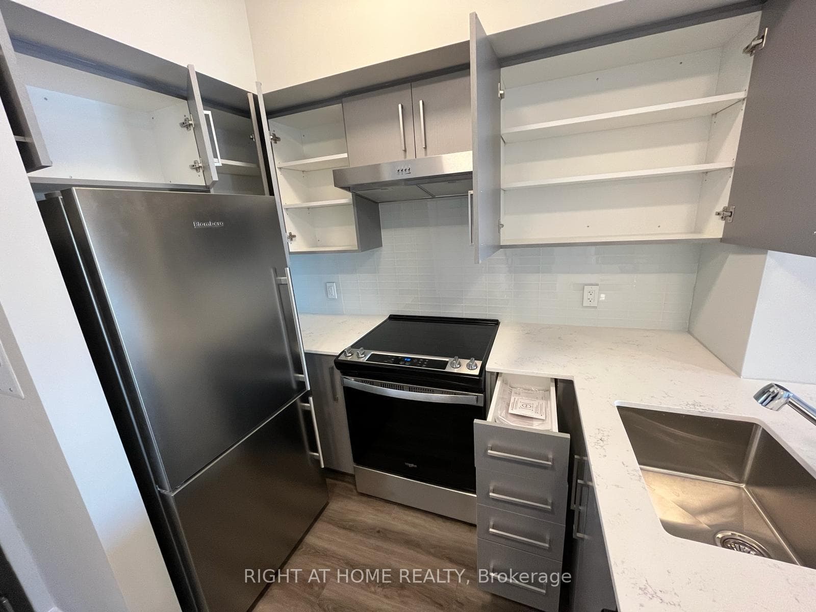 15 Queen Street Unit 1713 photo 4