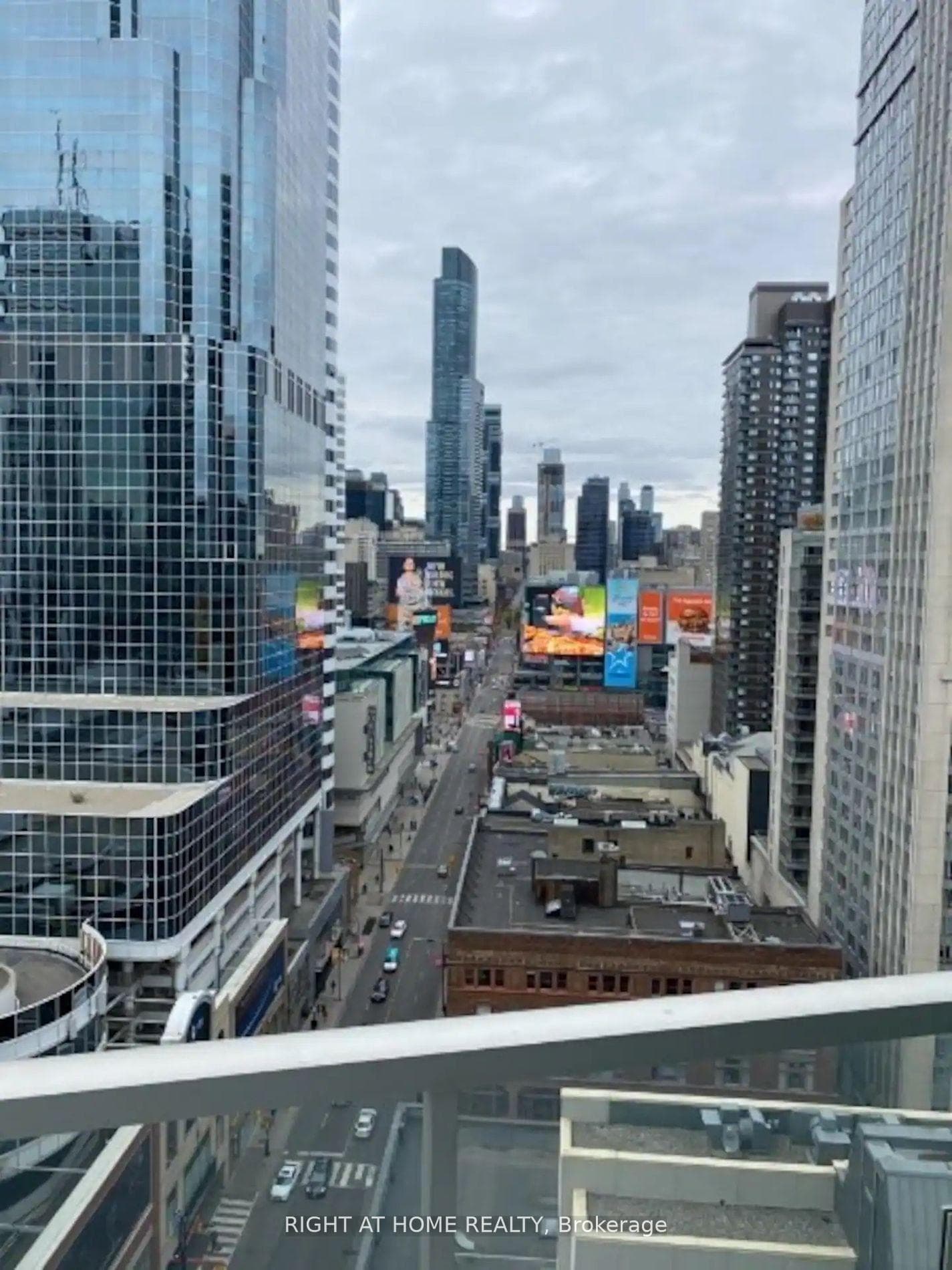 197 Yonge Street Unit 1612 photo 10