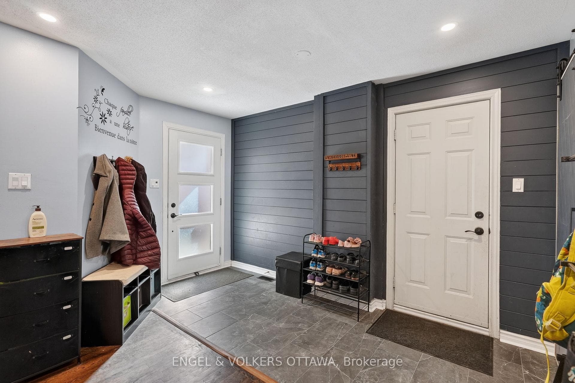 1033 Como Crescent photo 3