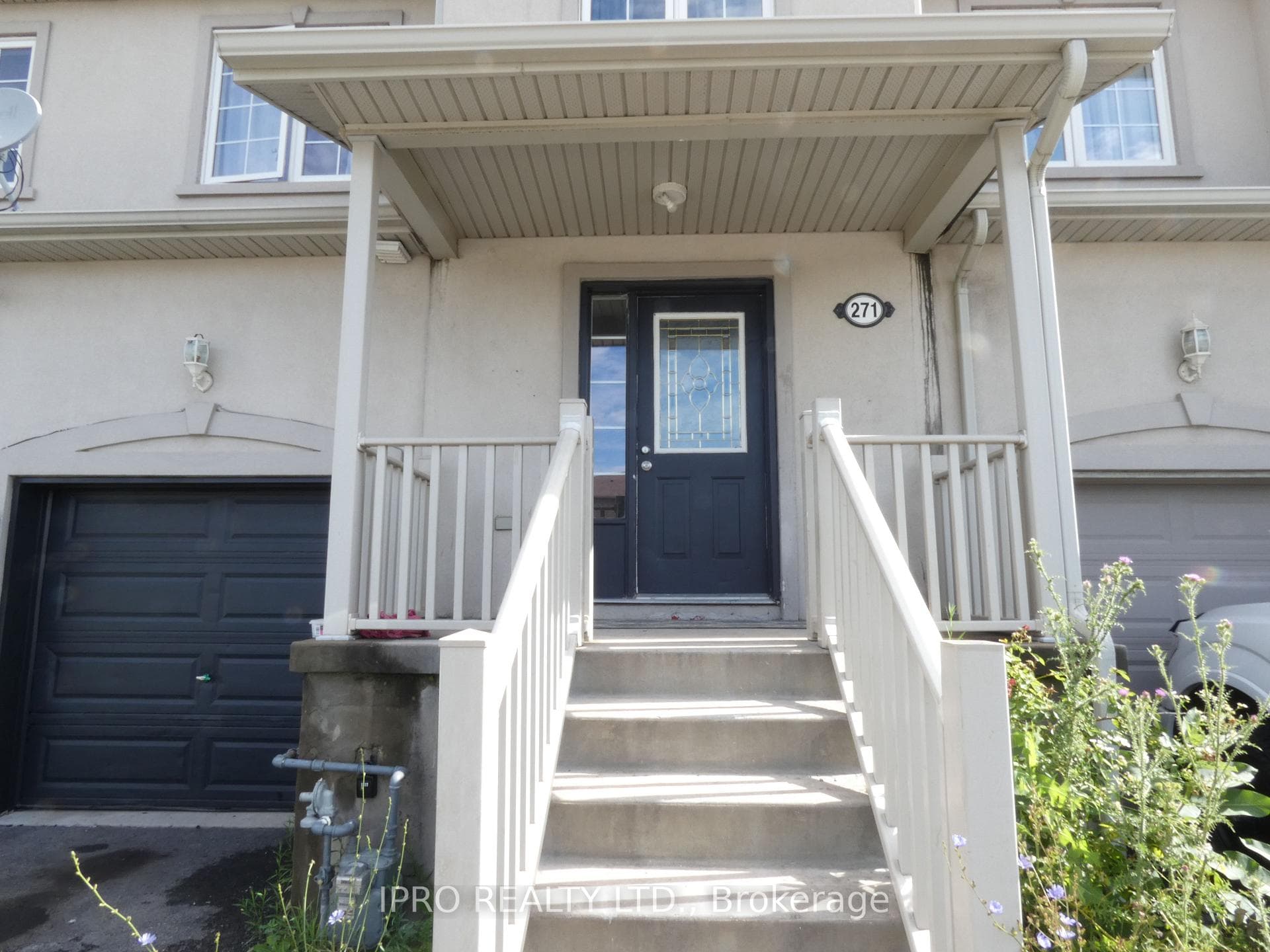 271 Conacher Drive photo 2