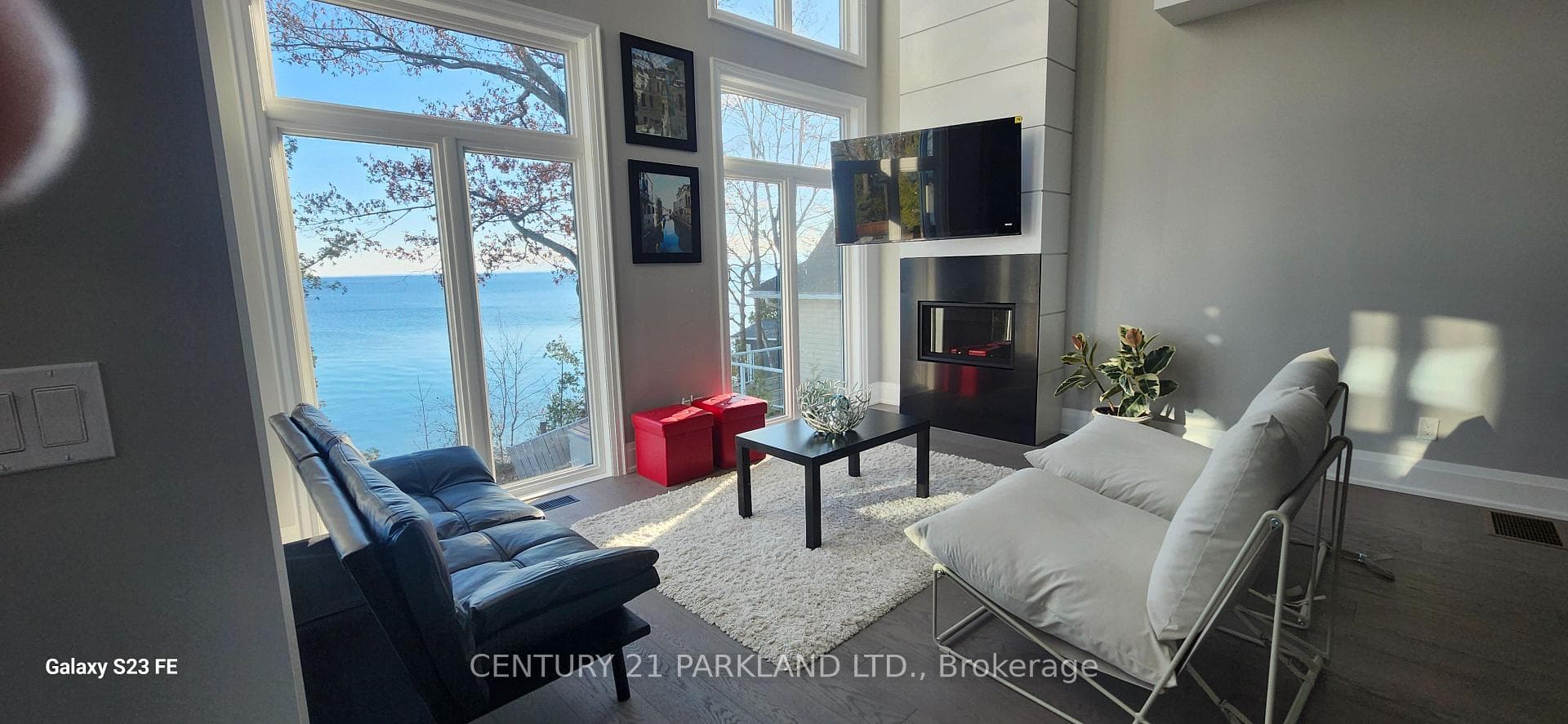 2 storey high ceiling oevrlooking lake