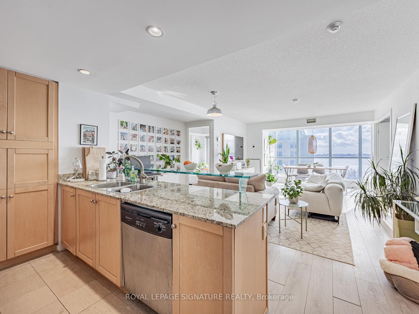 208 Queens Quay Unit 807 photo 2