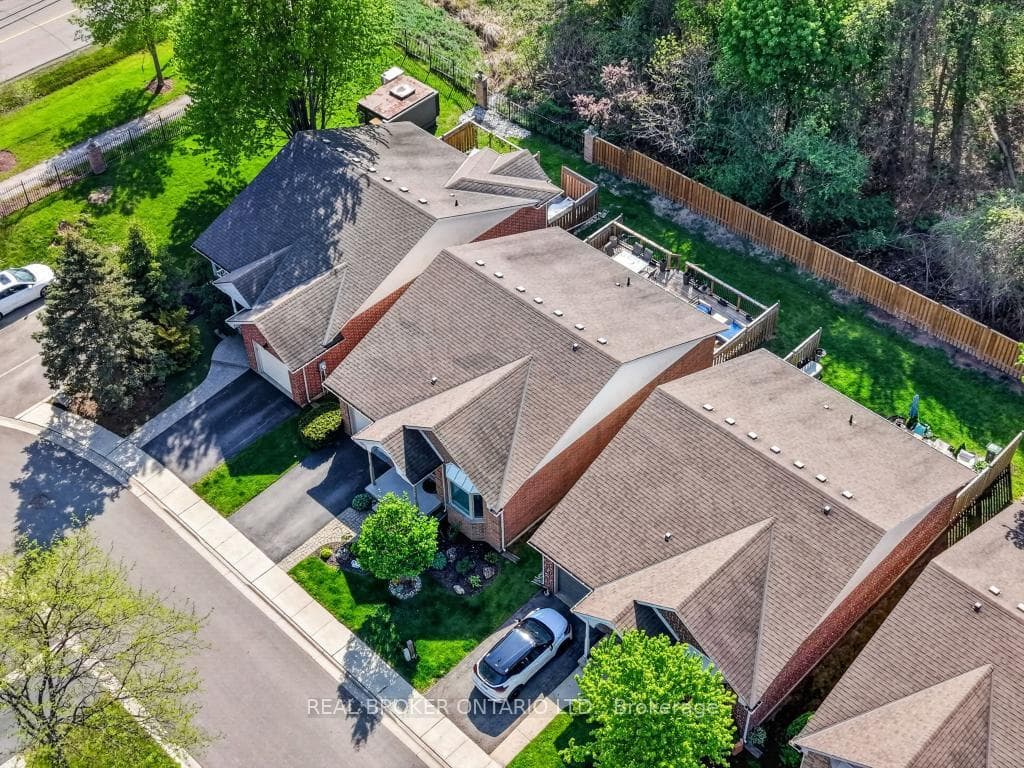 110 Greentrail Drive photo 2