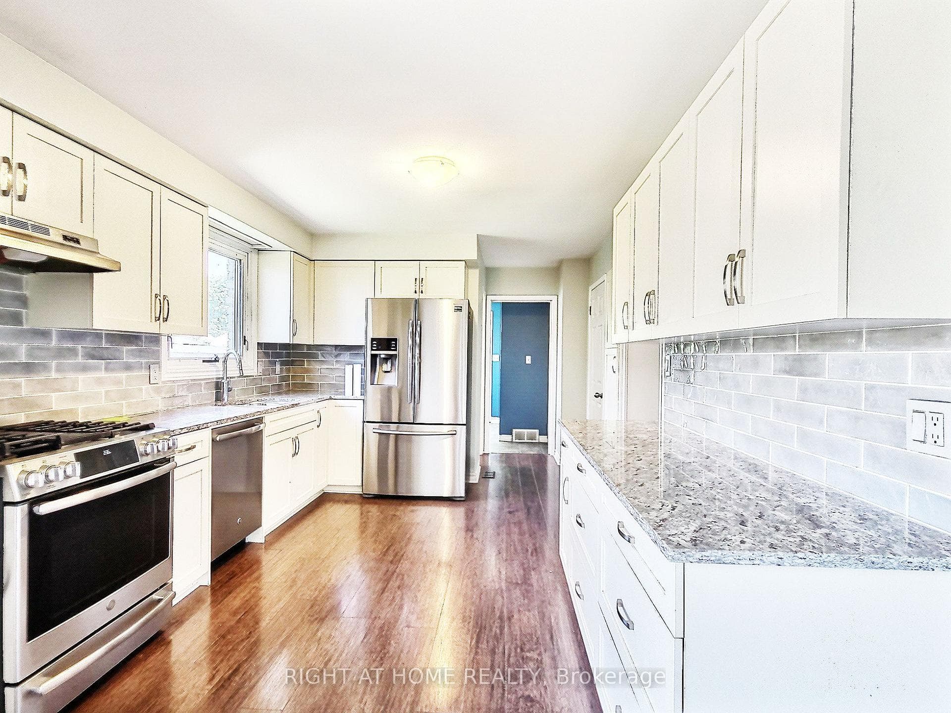 82 Glengarry Crescent photo 4