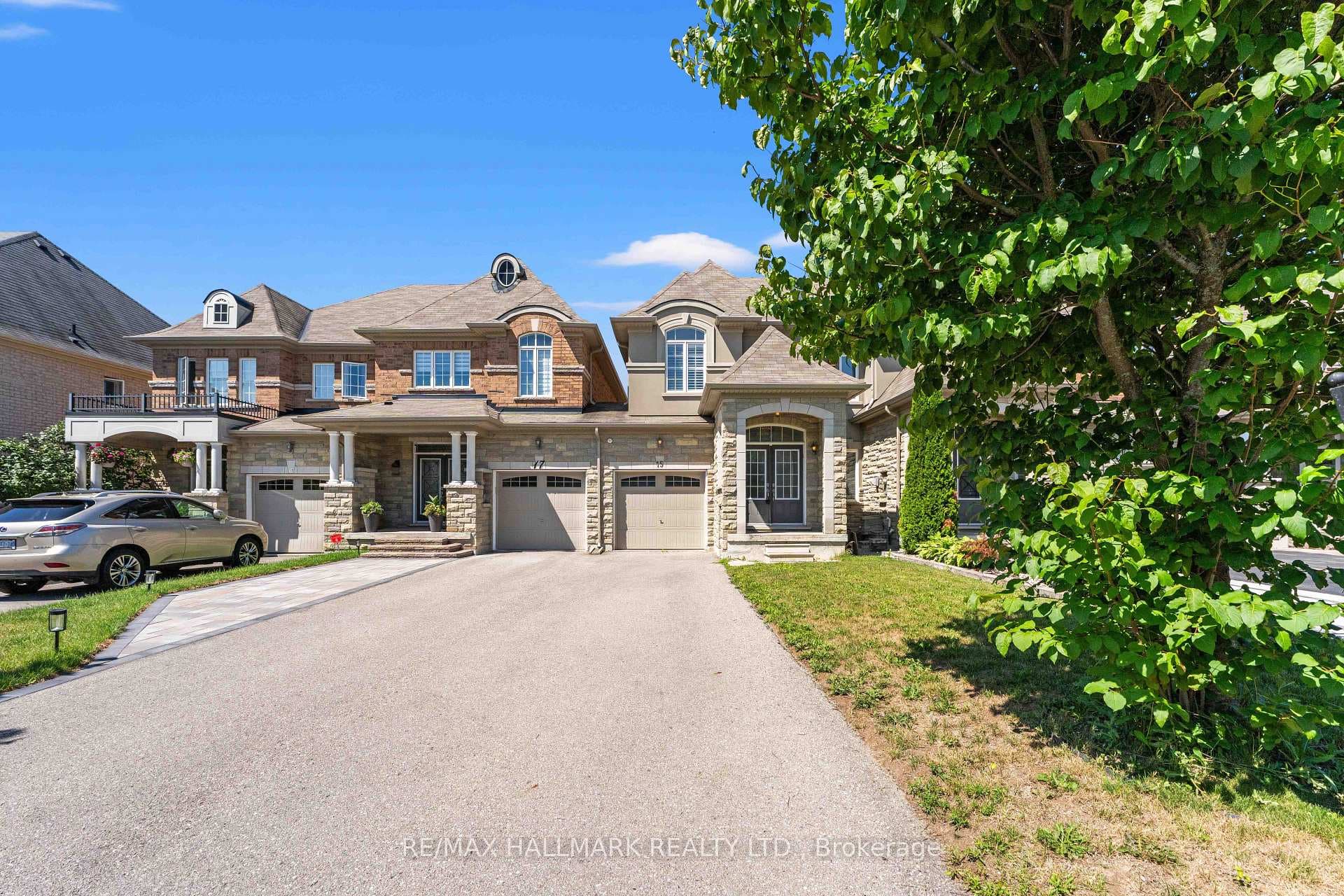 Huge Driveway - Parking for 4 Cars Total W Garage