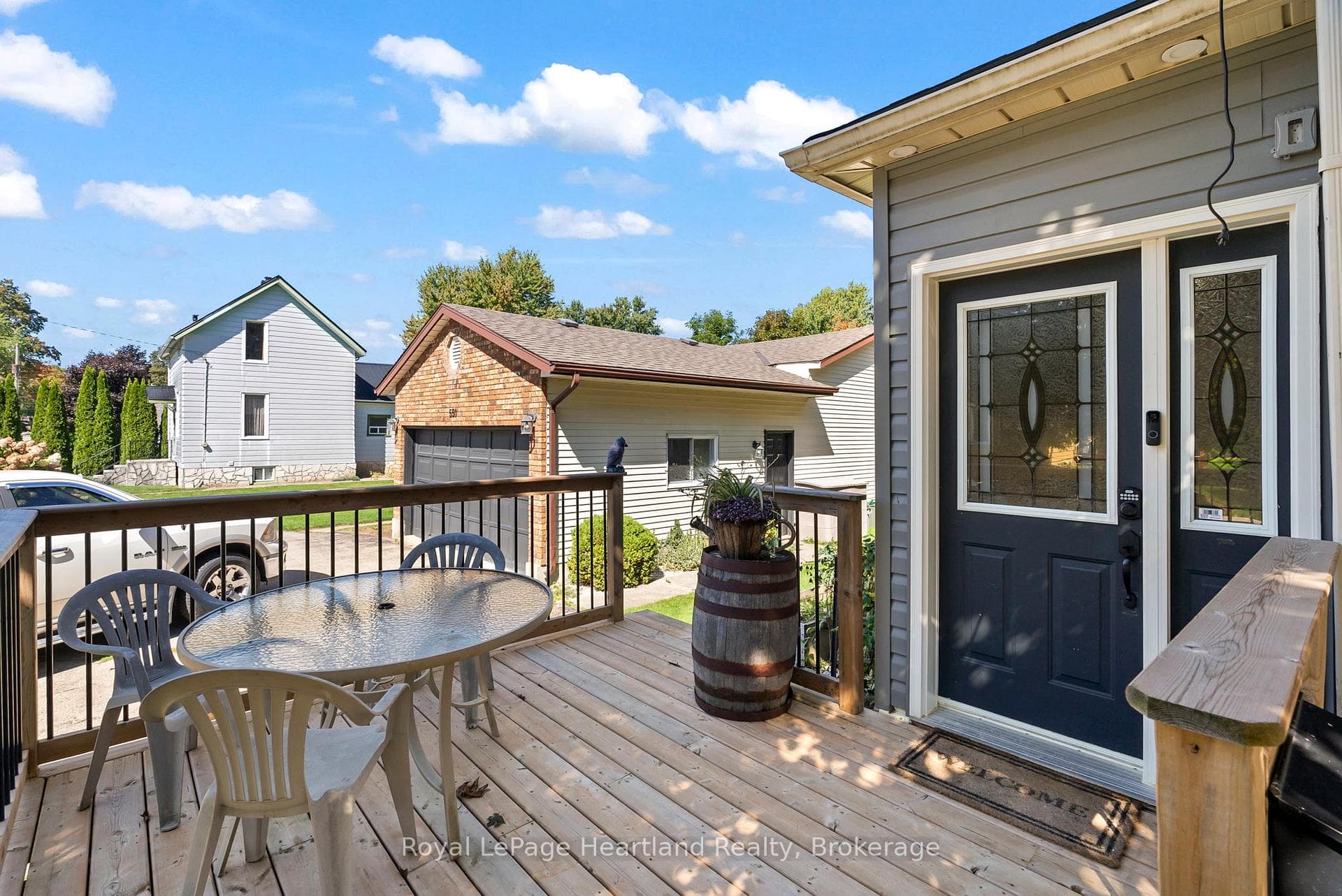 555 RAGLAN Street photo 4