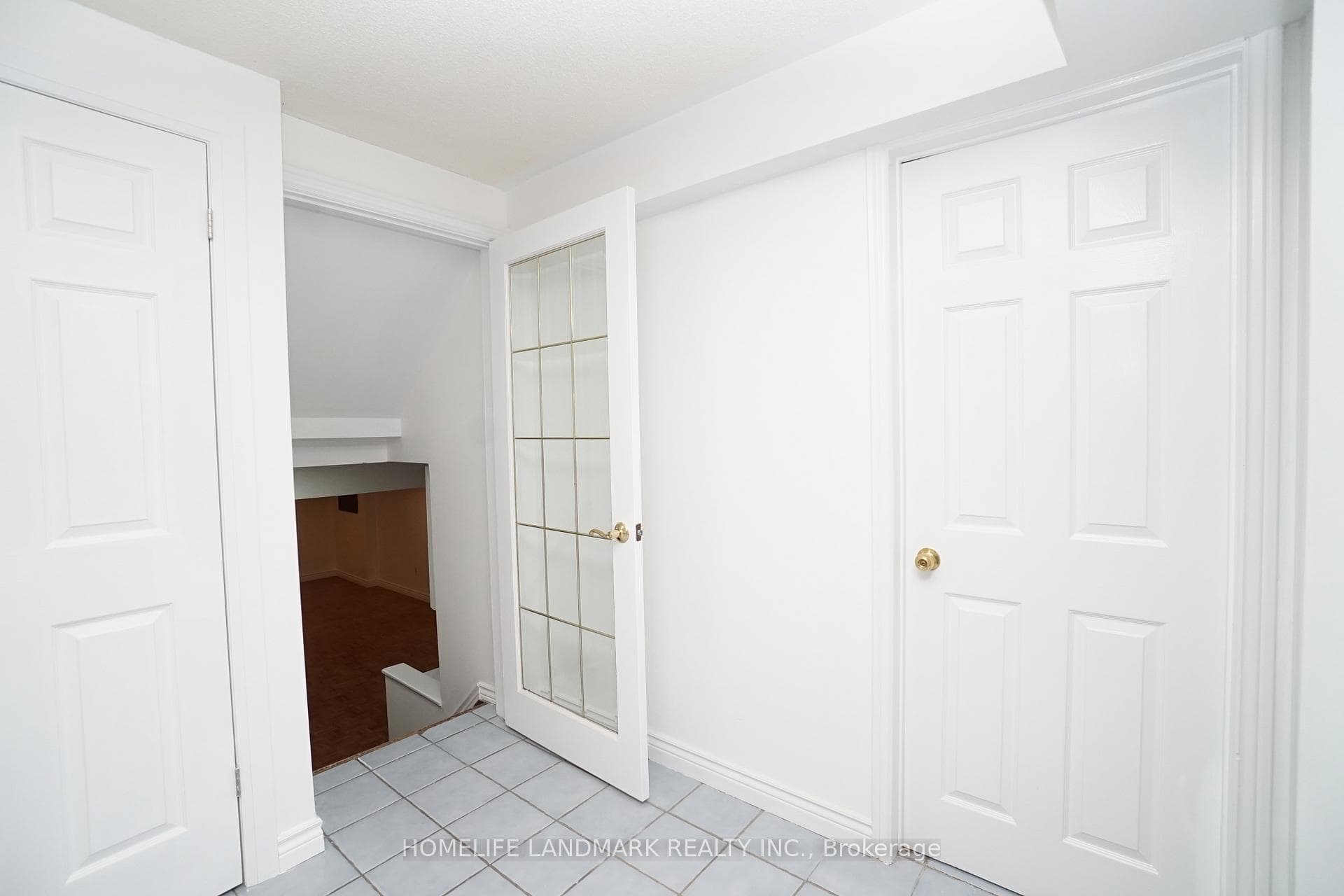 594 Queen Victoria Drive Unit Gound & Bsmt photo 17