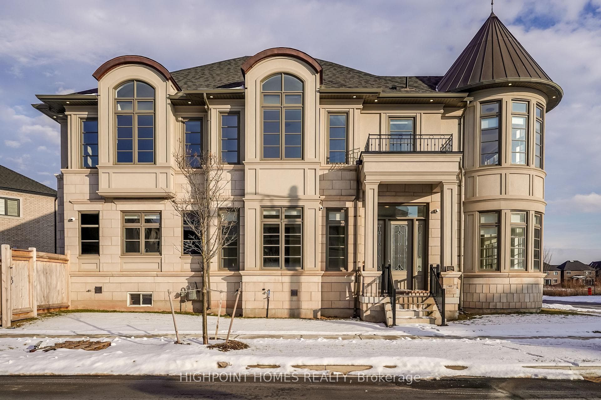 2279 Hyacinth Crescent photo 2