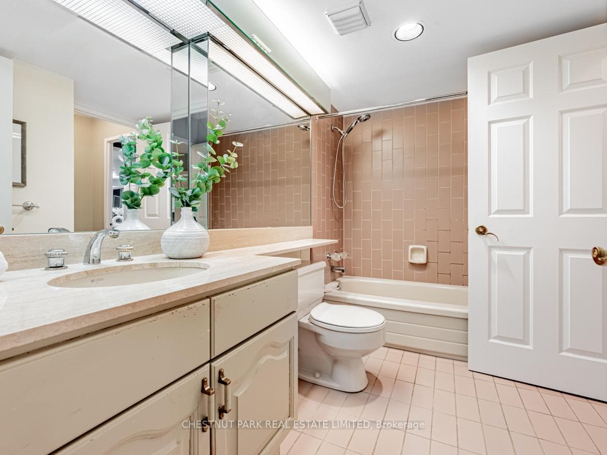130 Carlton Street Unit 1107 photo 24