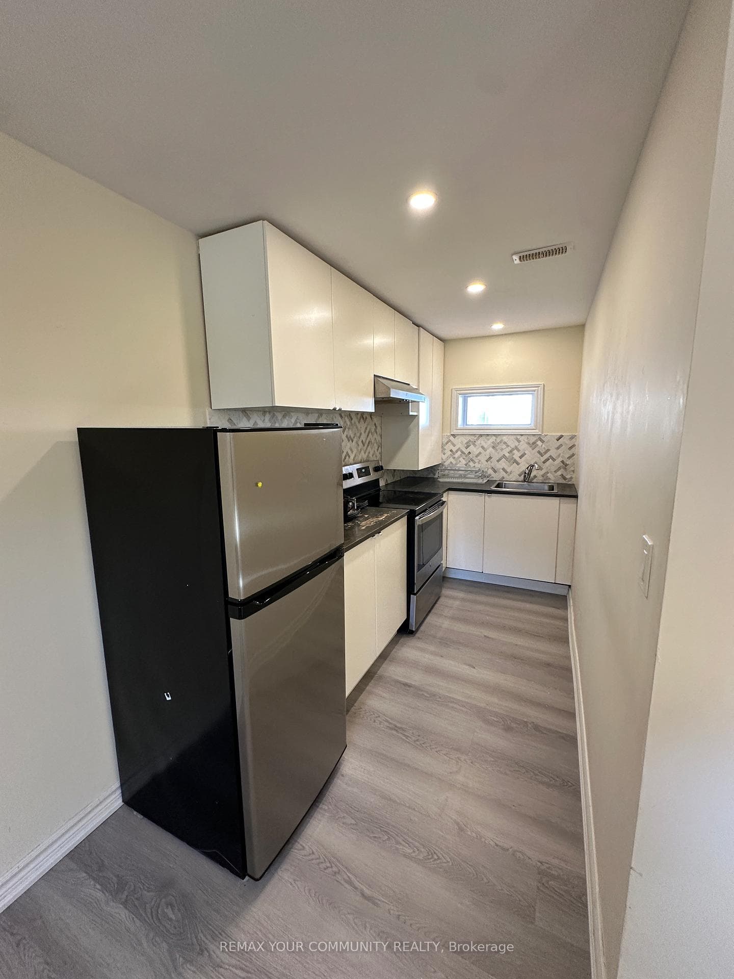 356 Sandford Street photo 16