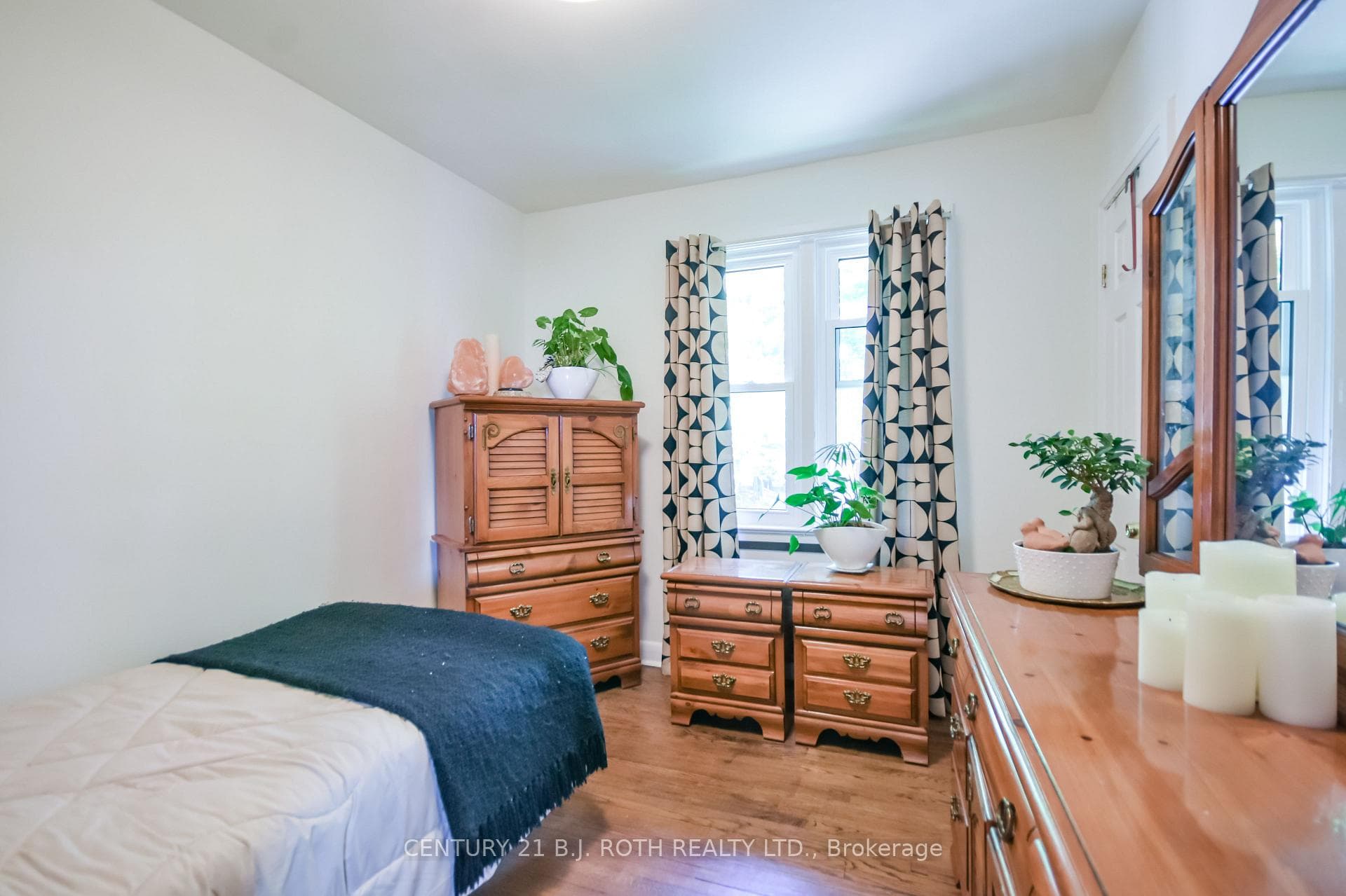 223 Wellington Street photo 21