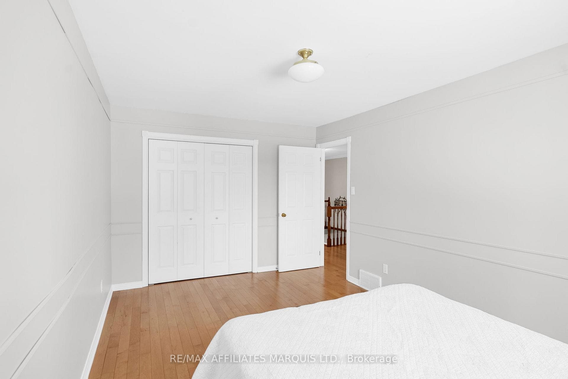 831 Chelsea Crescent photo 25