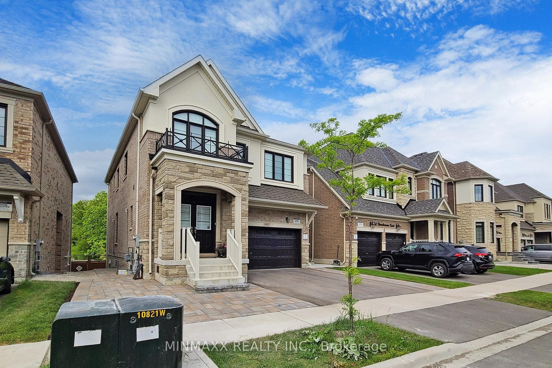 465 Thornborrow (2-Bed Walkout Bsmt Apt) Court photo 1