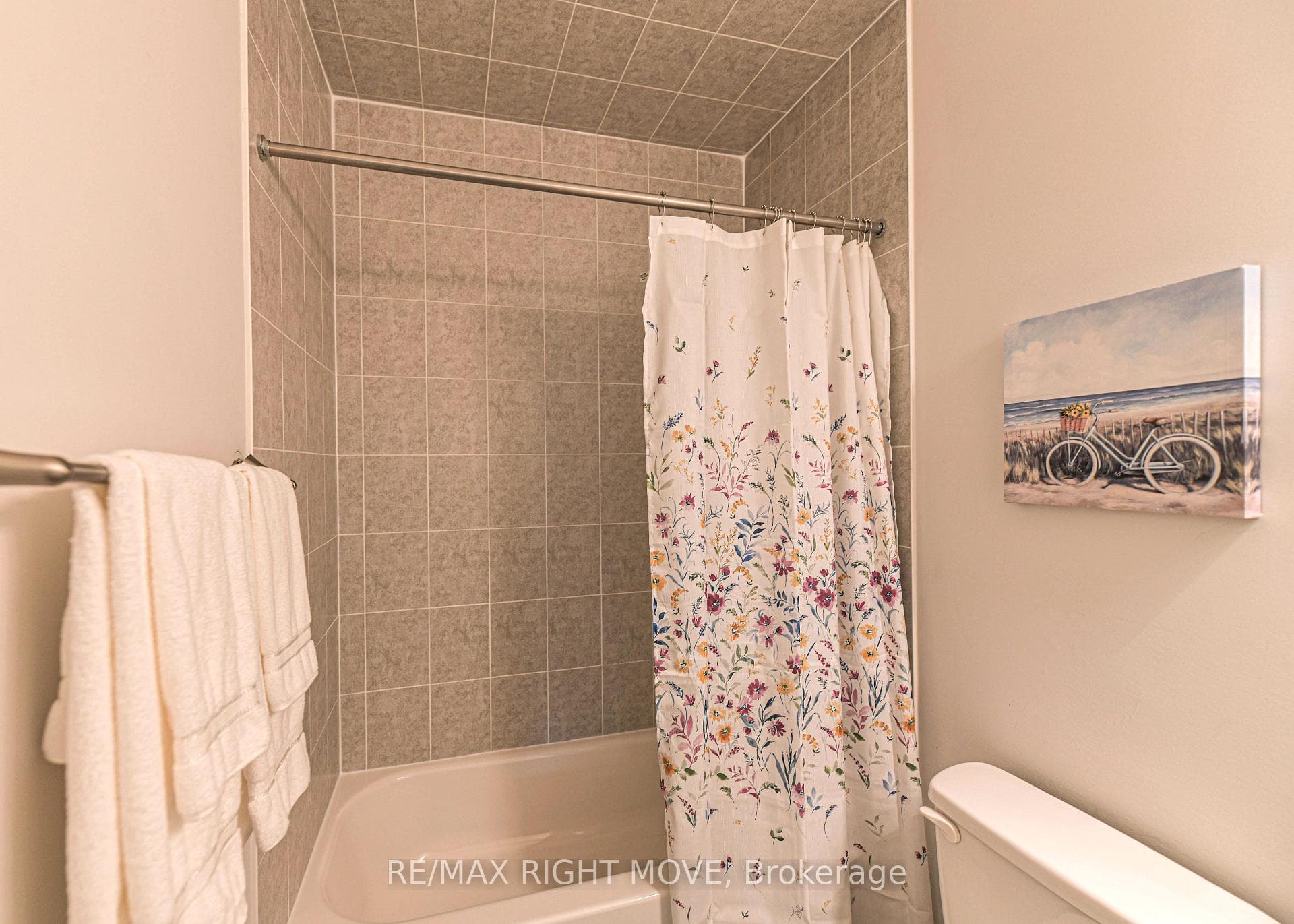 4 piece washroom on upper level