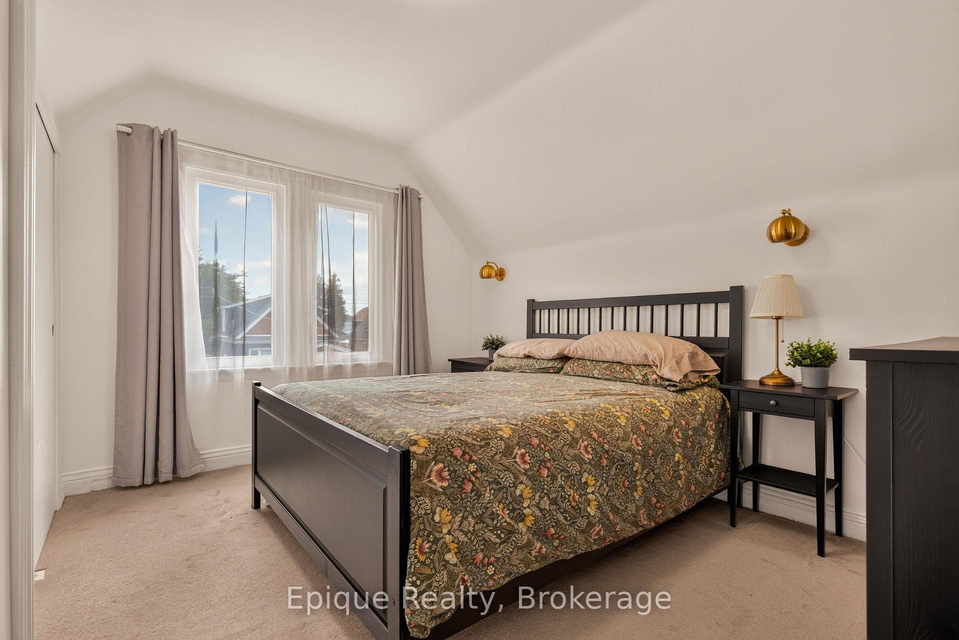 93 Graham Avenue photo 20