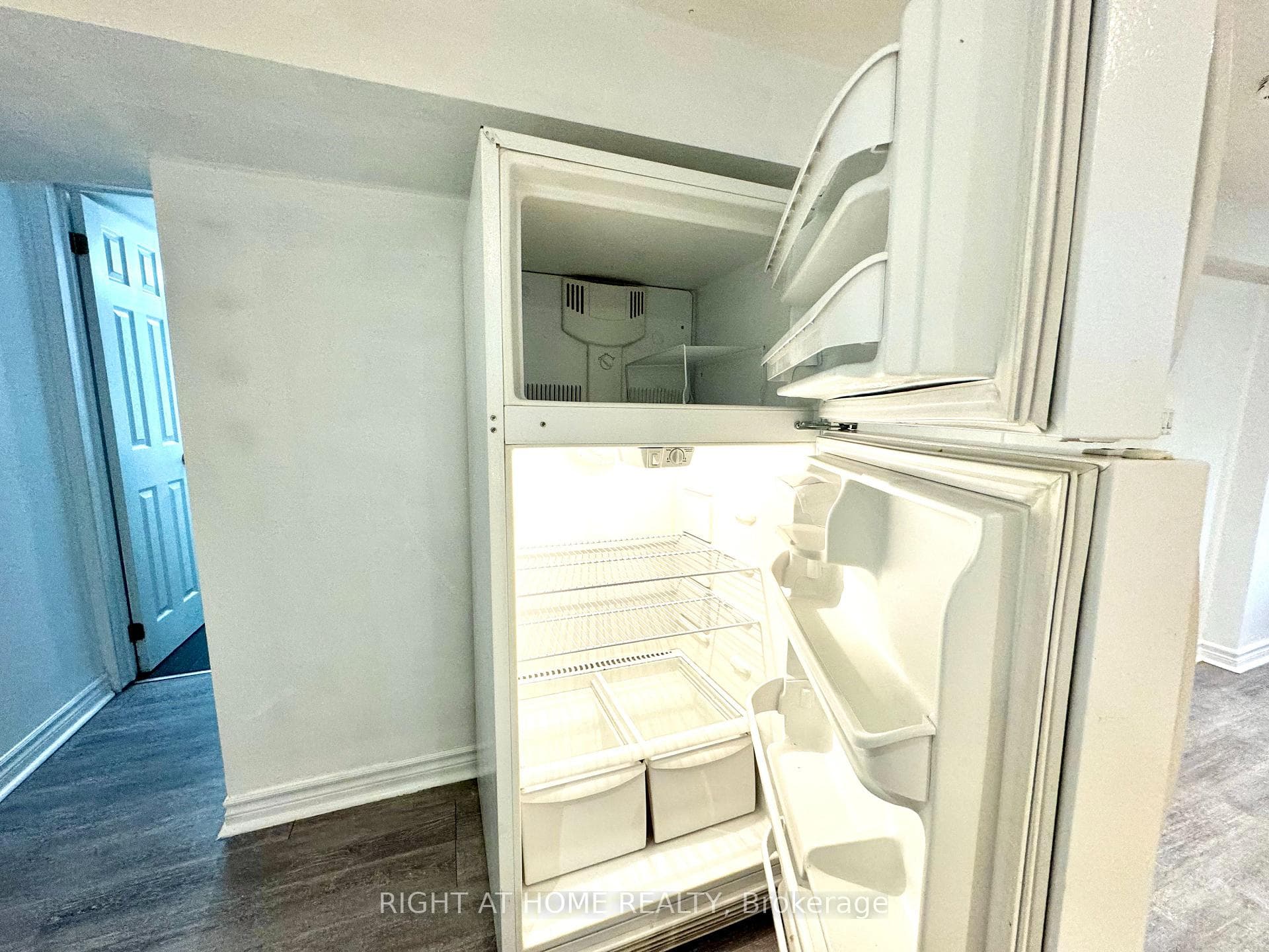 312 Warden Avenue Unit Lower photo 17