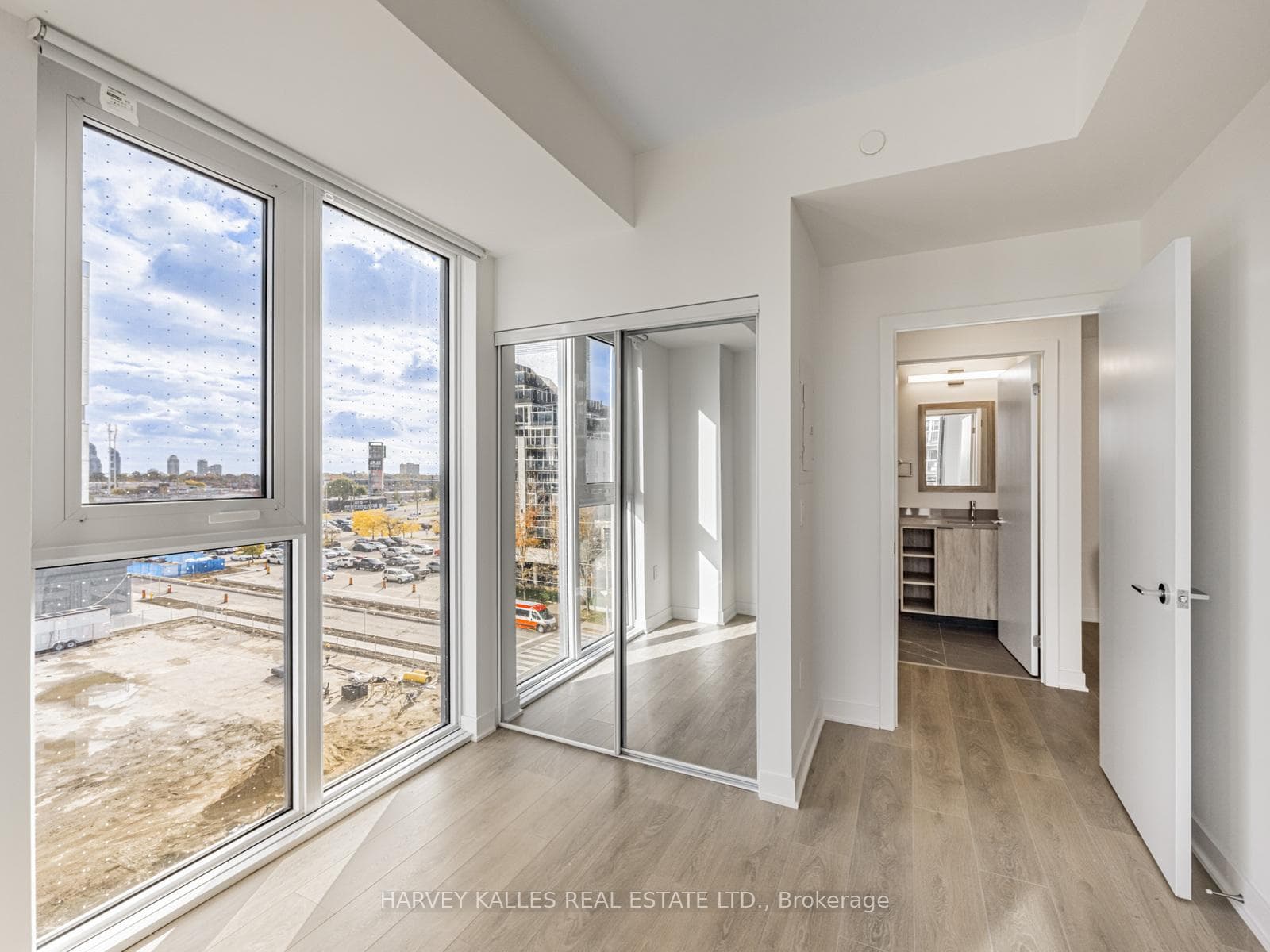 1037 The Queensway N/A Unit 425 photo 18