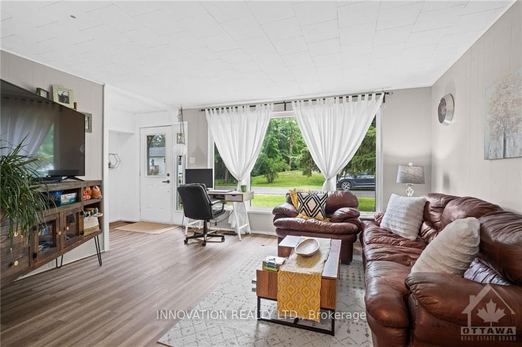 22 DUFFERIN Street photo 5