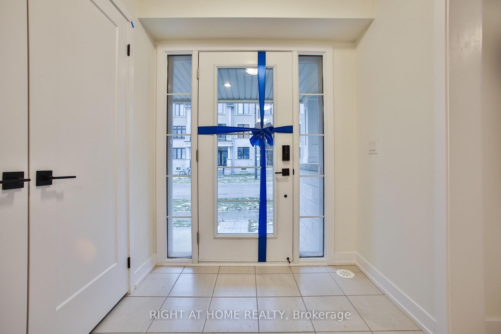 11 Guardhouse Crescent photo 2