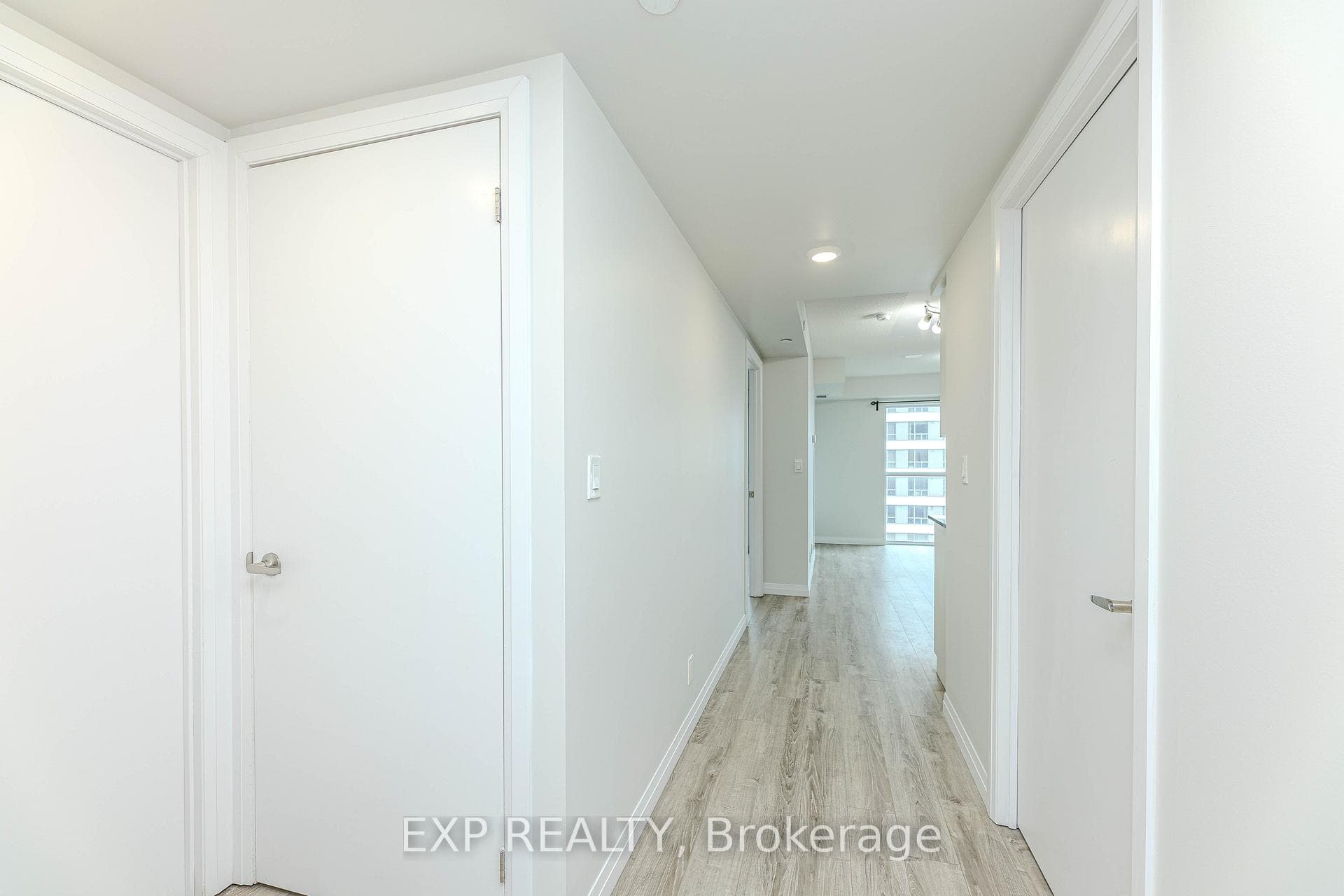 2152 Lawrence Avenue Unit 807 photo 11
