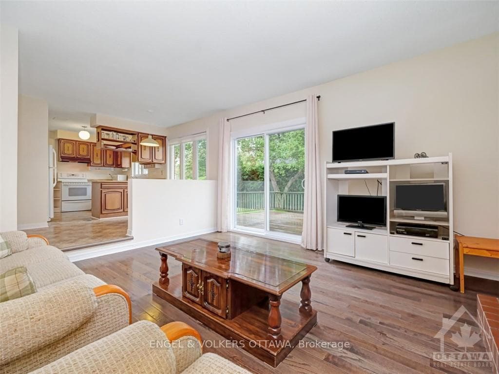 124 AMBERWOOD Crescent photo 12