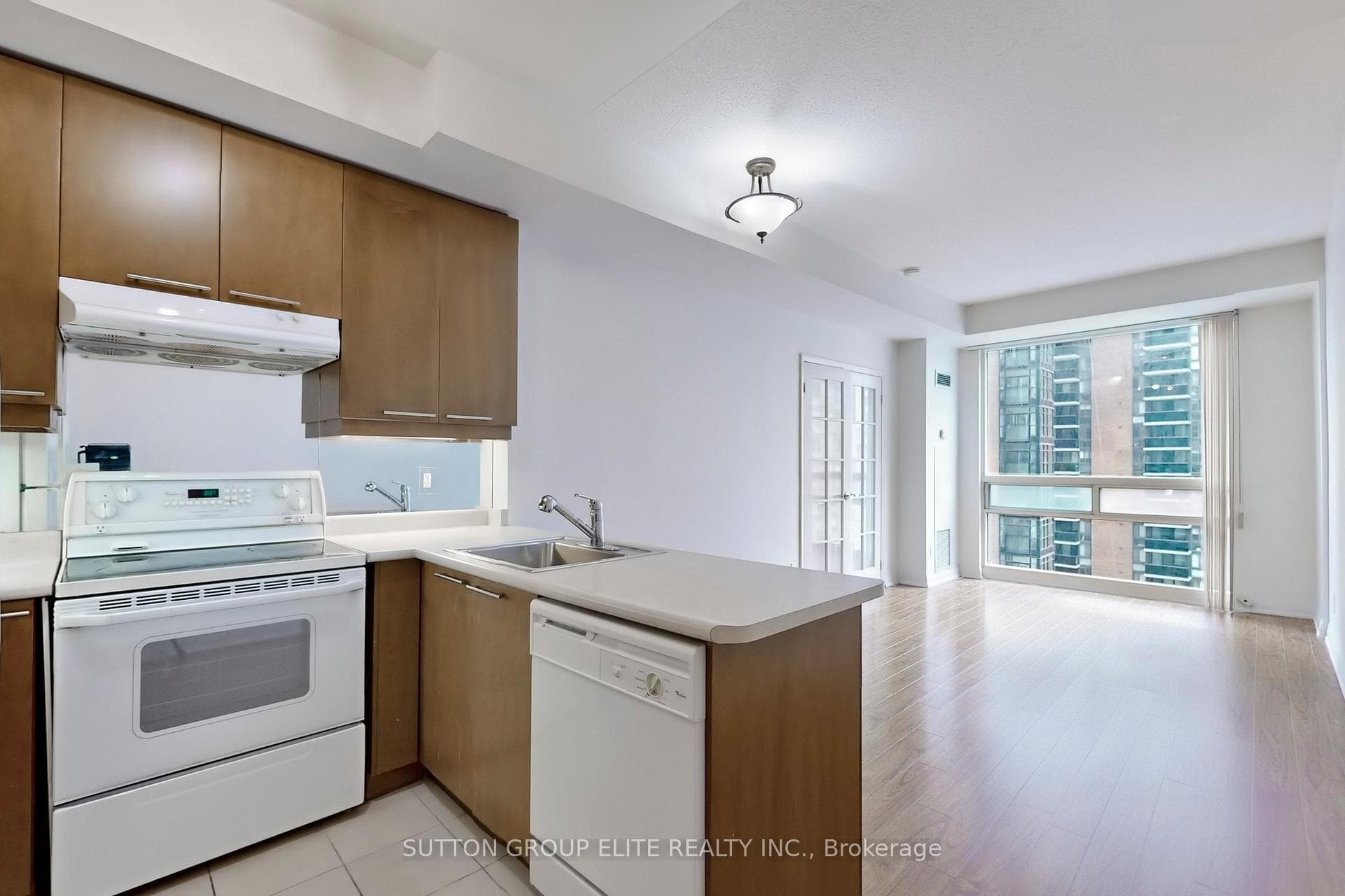 1121 Bay Street Unit 1102 photo 3