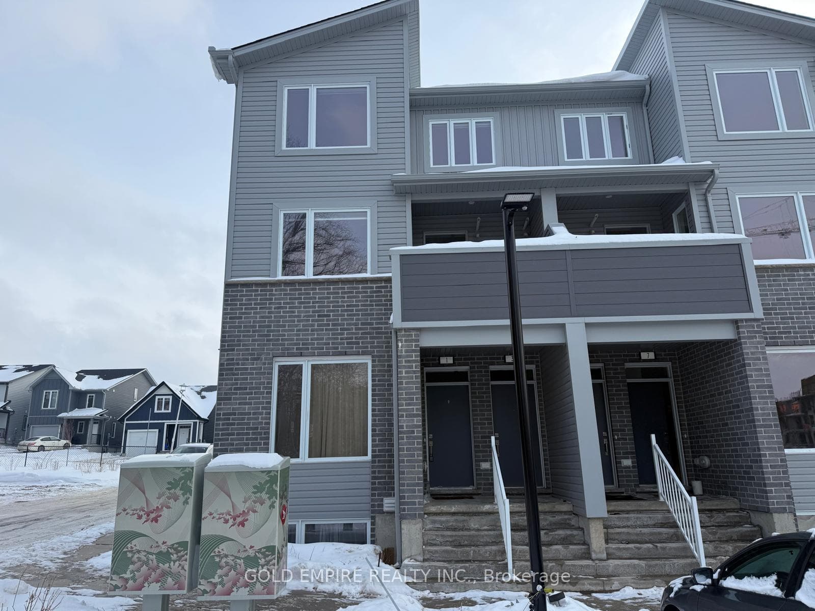 990 Deveron Crescent Unit 3 photo 4