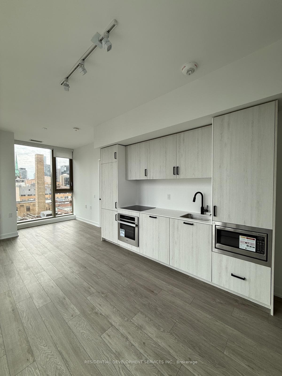 88 Queen Street Unit 703 photo 2