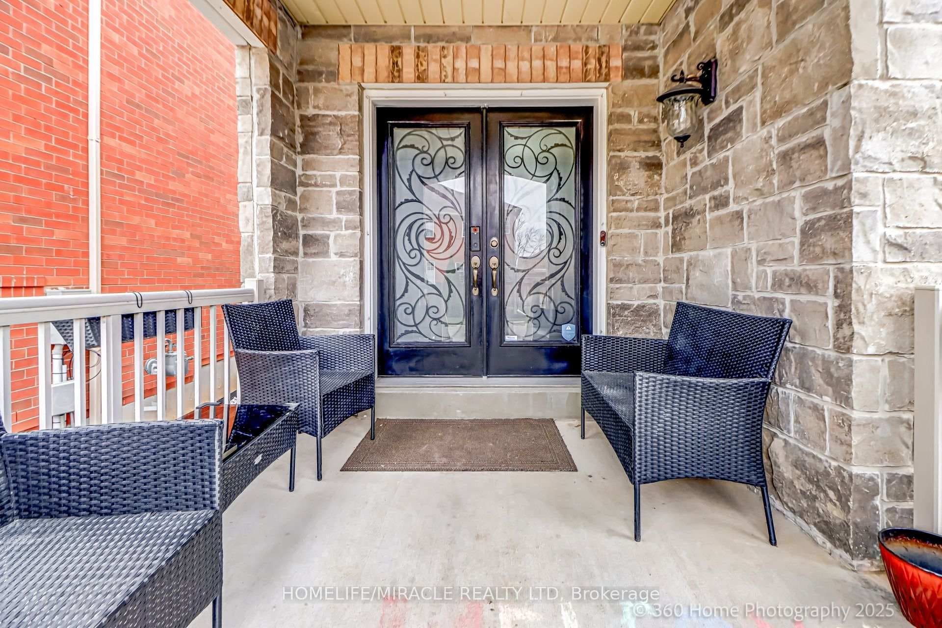 652 Lott Crescent photo 2