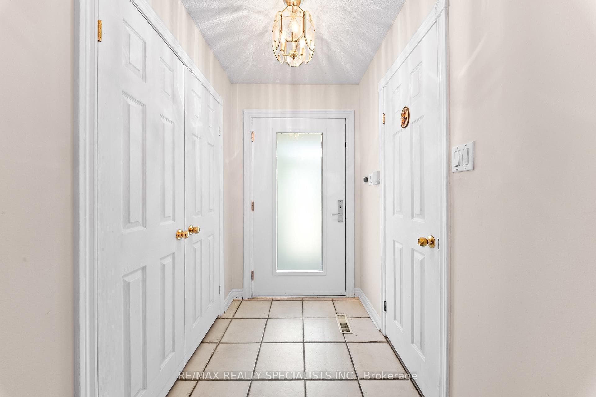 1004 Queensbridge Drive photo 4
