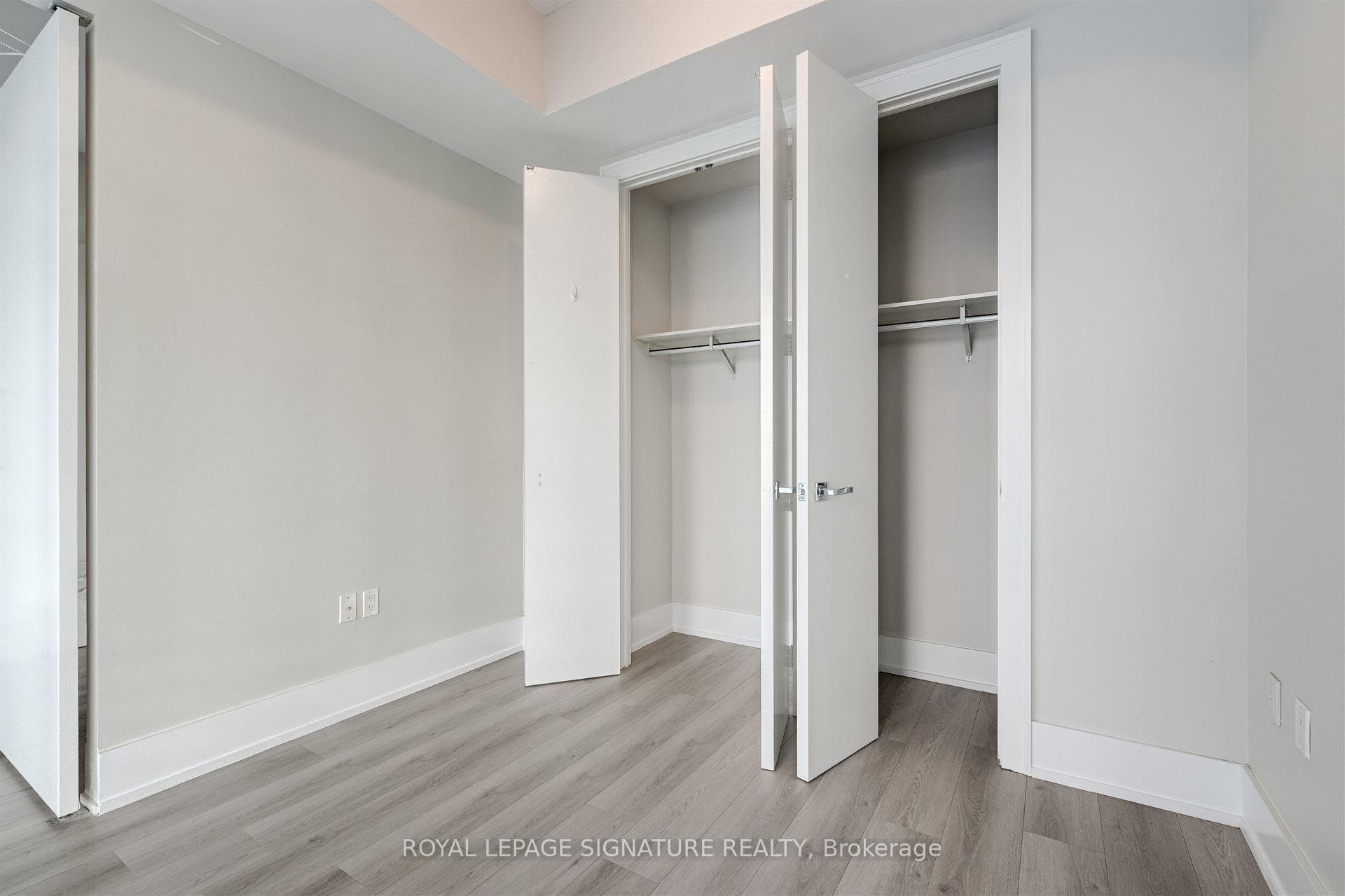 29 Queens Quay Unit 424 photo 12