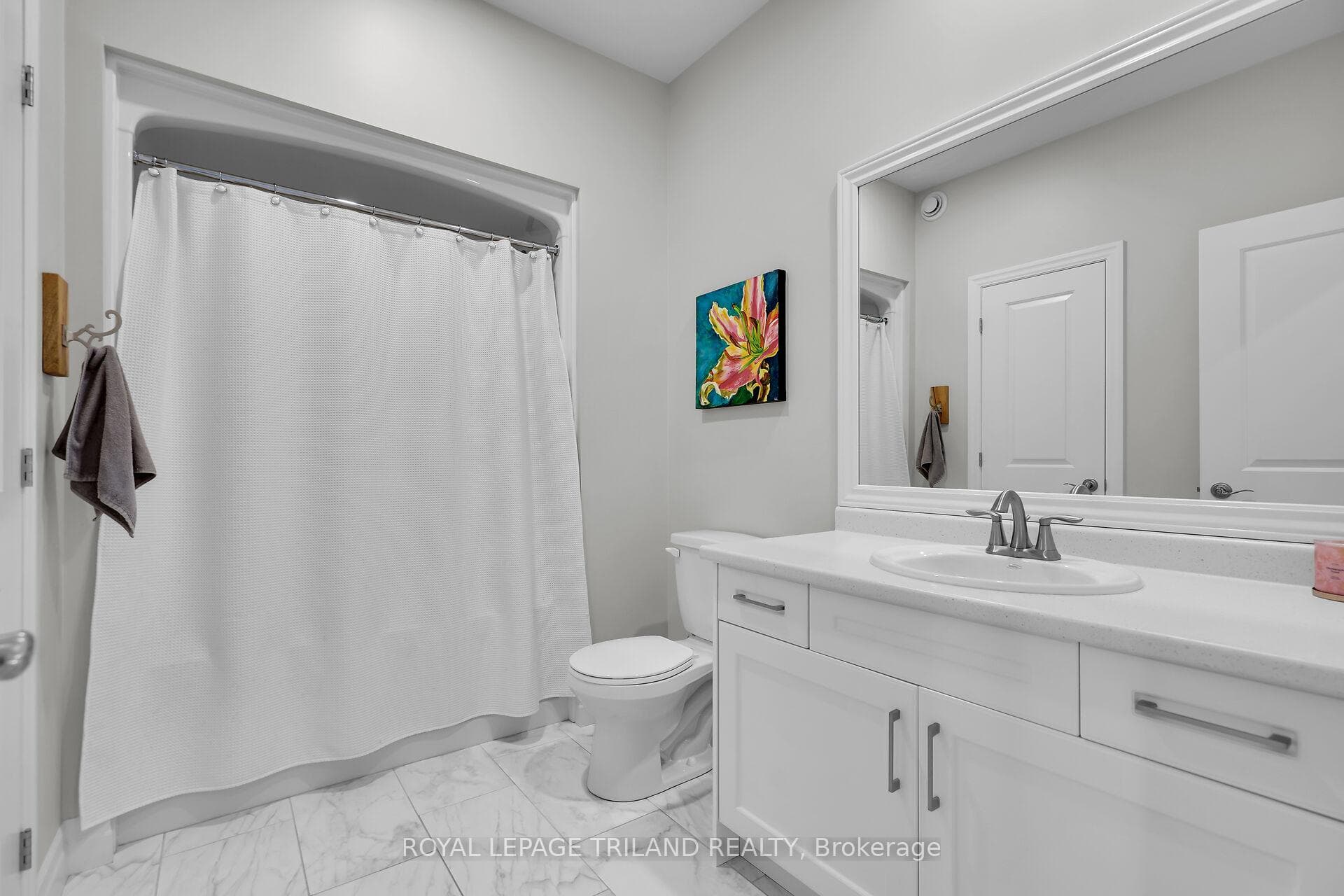 Main Floor: Main Bathroom