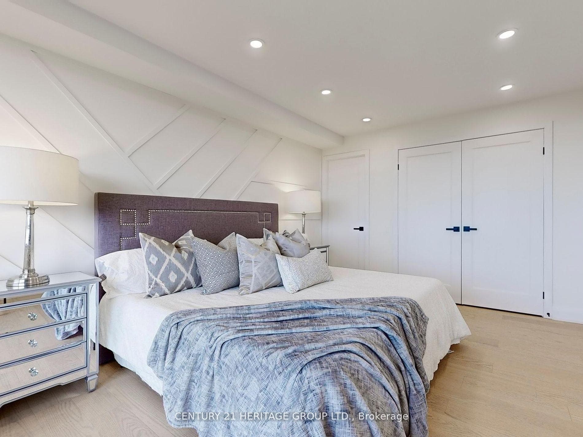 8111 Yonge Street Unit 1604 photo 17