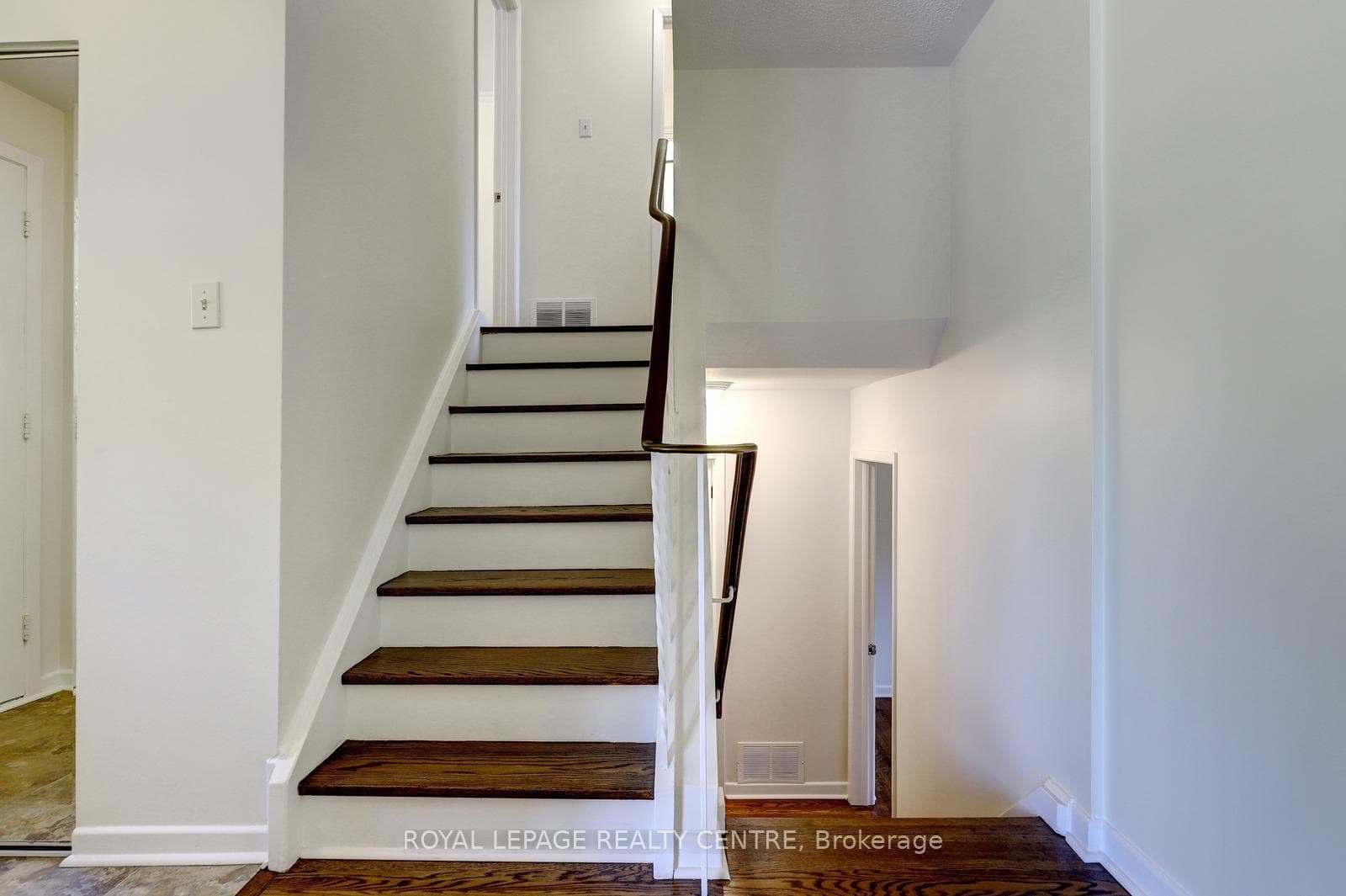 1621 Hobbs Crescent photo 21
