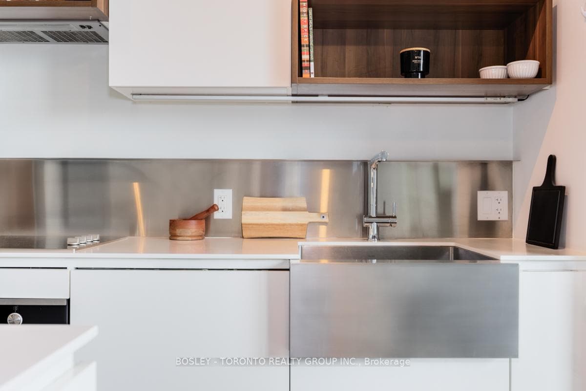 383 Sorauren Avenue Unit 308 photo 13