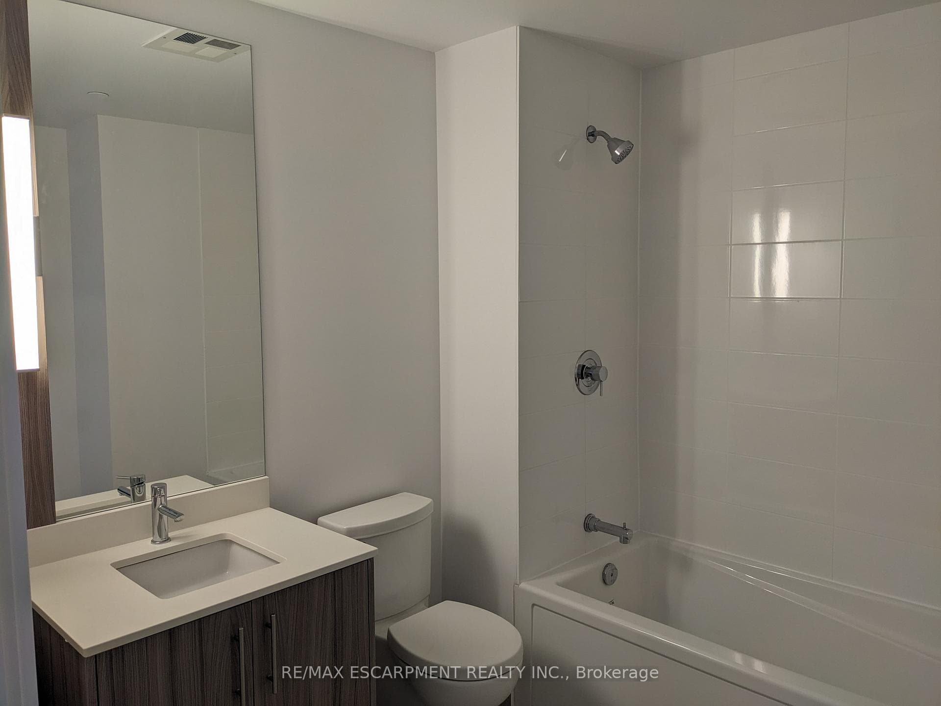 Main bath with soaker tub