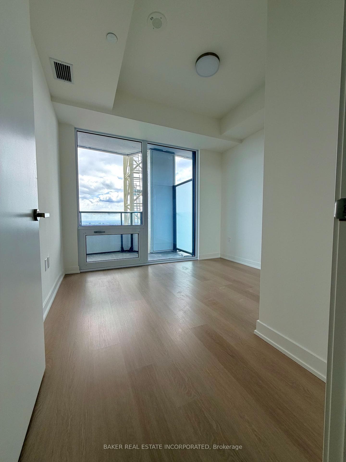 448 Burnhamthorpe Road Unit 2410 photo 6