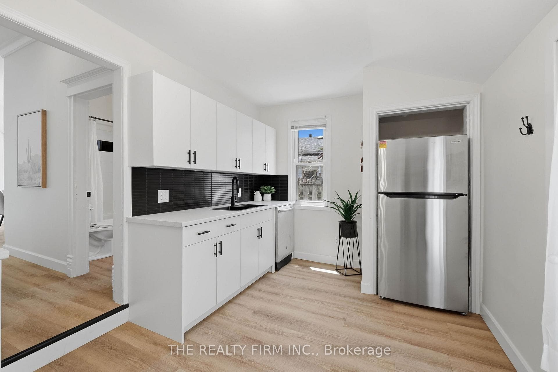 1068 Margaret Street photo 17