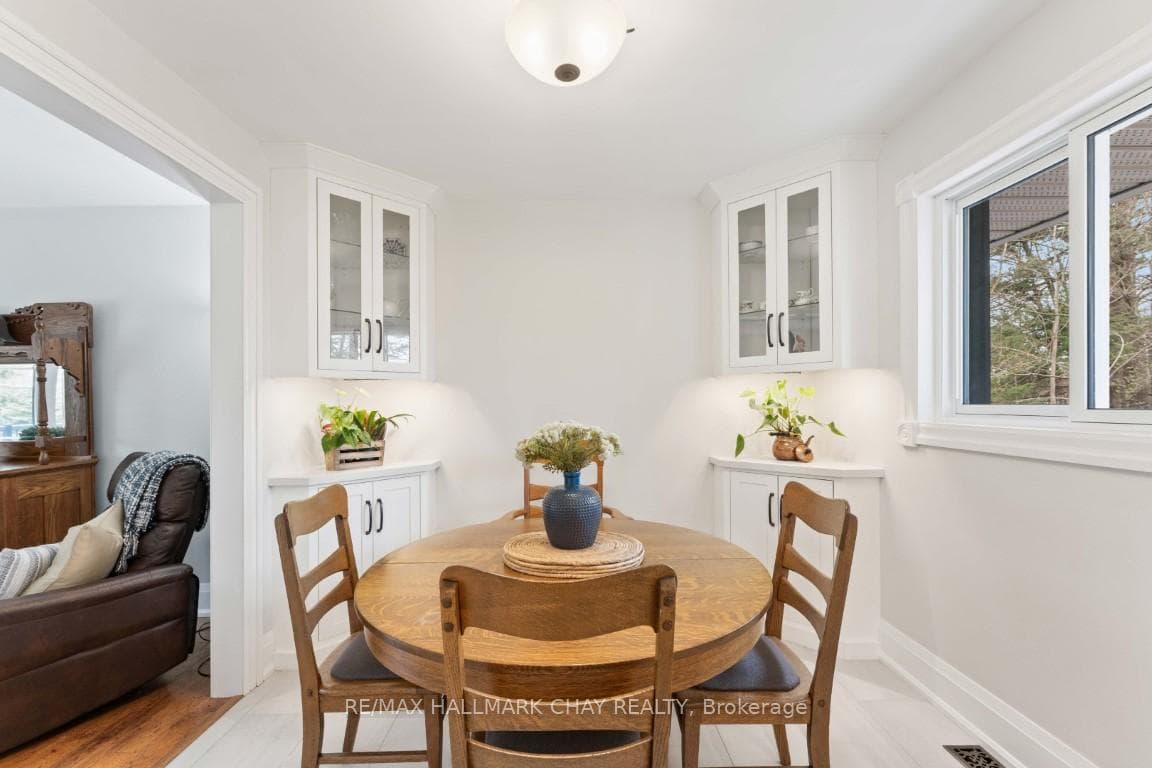 18 Lawrence Avenue photo 16