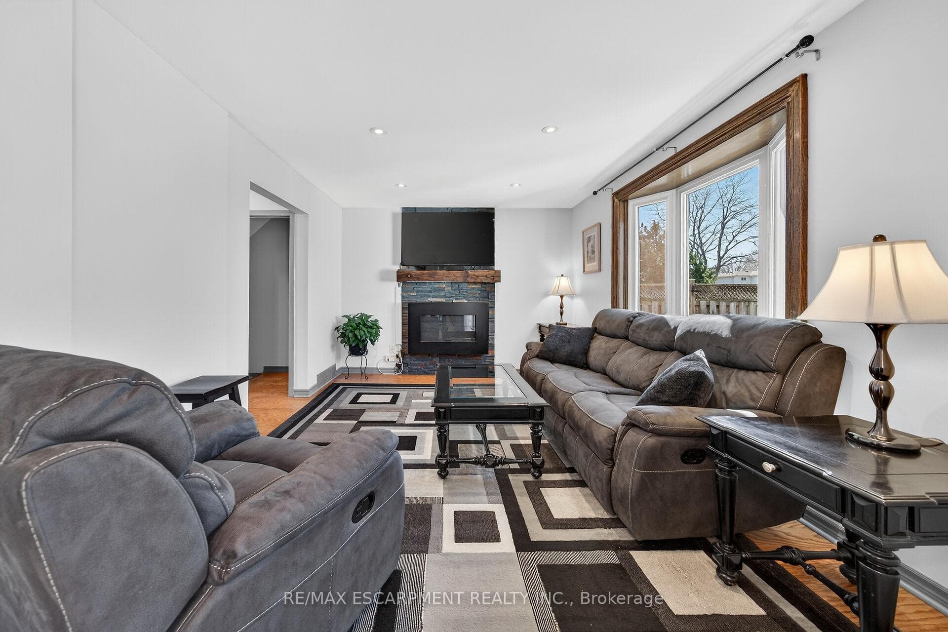 211 Birchcliffe Crescent photo 18