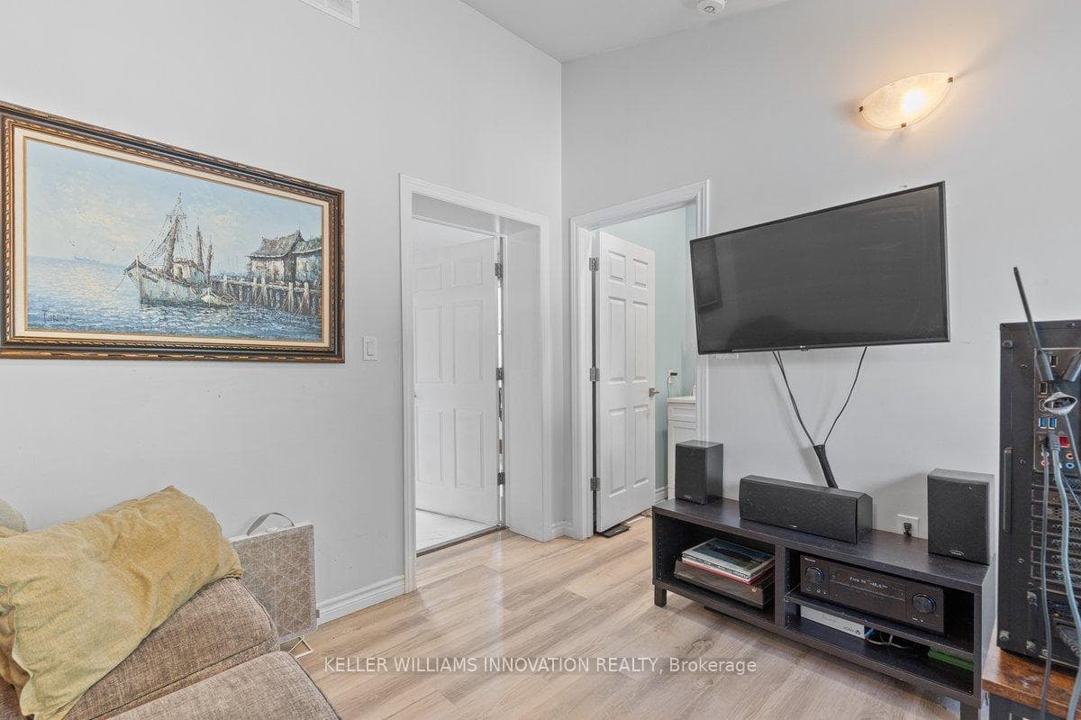 456 Waterloo Street photo 11