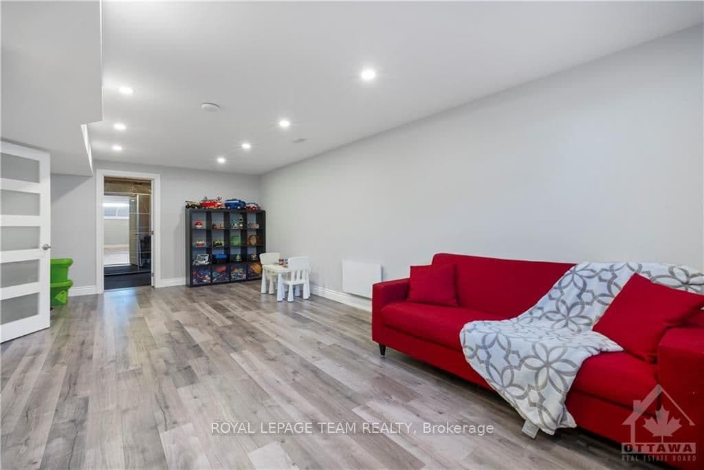 857 PERCIVAL Crescent photo 23