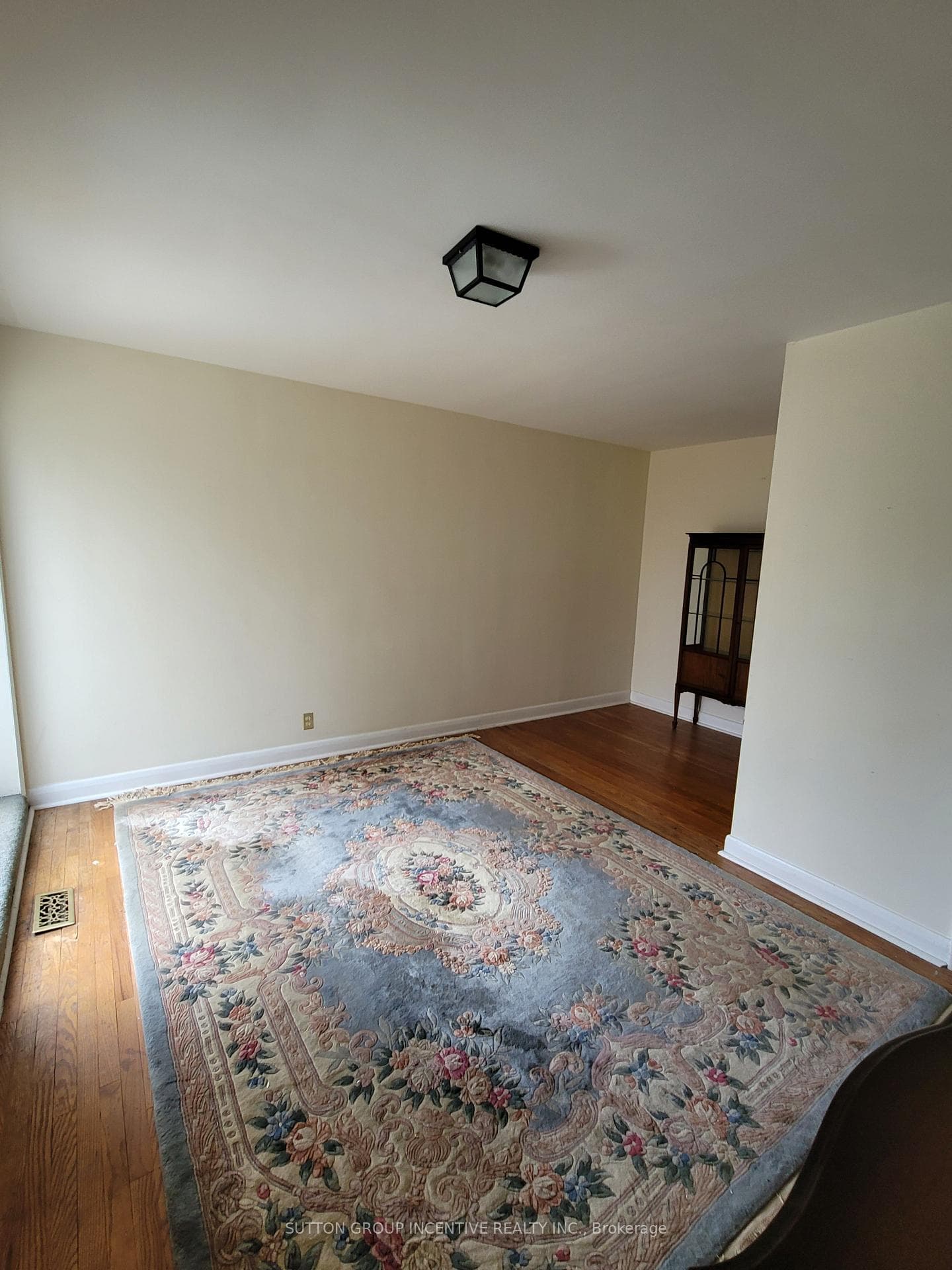 L-Shaped Main bedroom