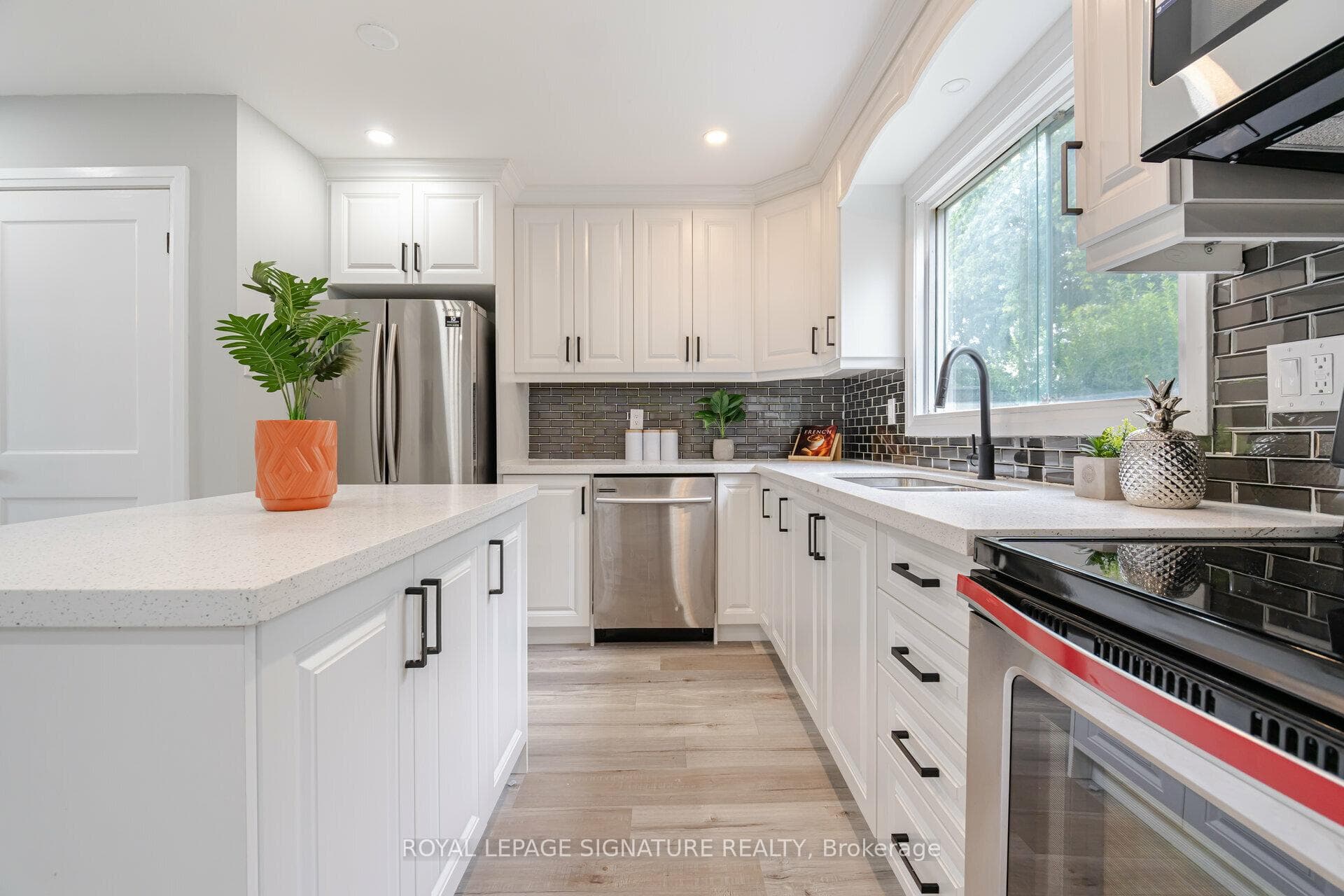 1299 Fenelon Crescent photo 12