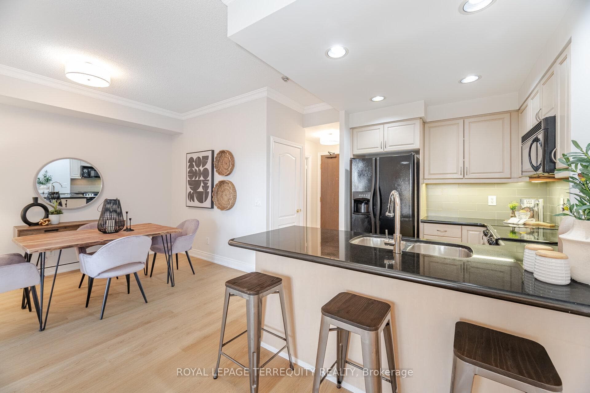 1101 Leslie Street Unit 305 photo 9