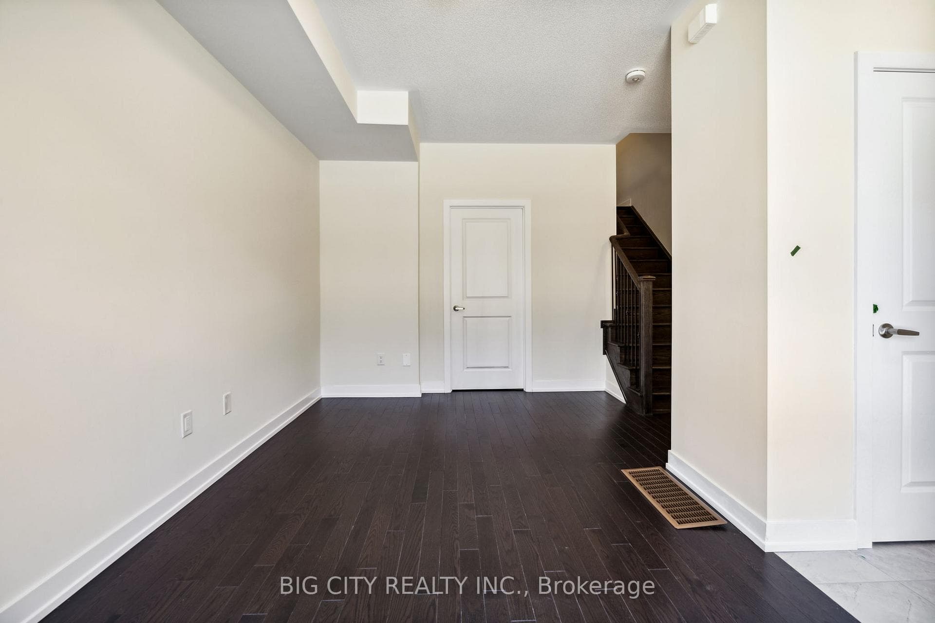 101 Stauffer Crescent photo 2