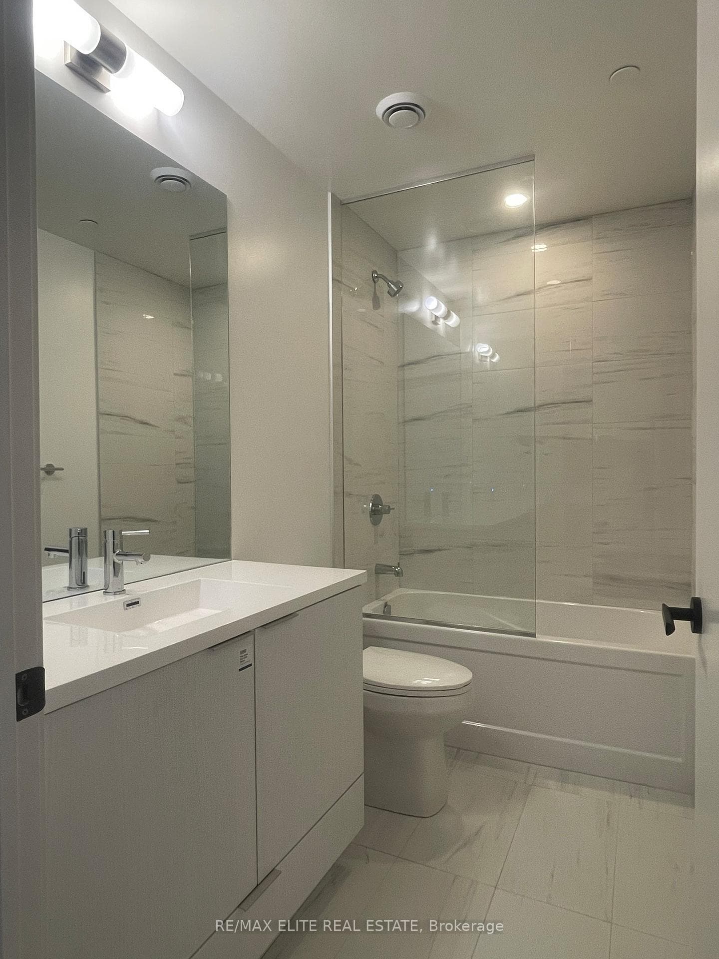 8 Interchange Way Unit 5810 photo 12