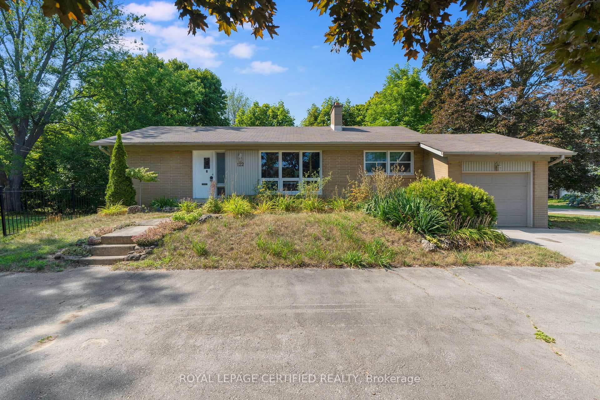 122 Selgrove Crescent photo 24